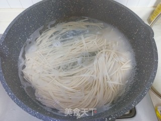 鹿茸菇筒骨玉米汤里的做法步调：5