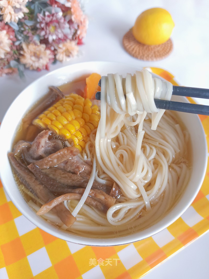 鹿茸菇筒骨玉米汤里的做法