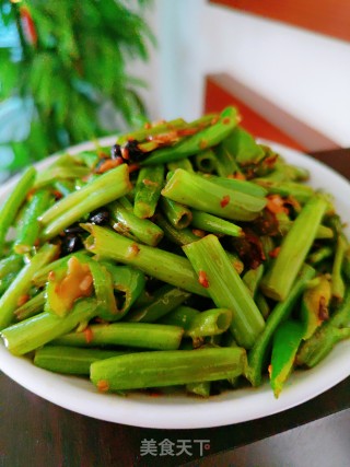 炒空心菜梗的做法步调：9