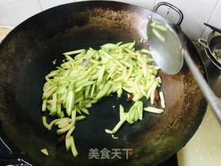 酸辣西葫芦丝的做法步调：7