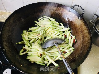 酸辣西葫芦丝的做法步调：4