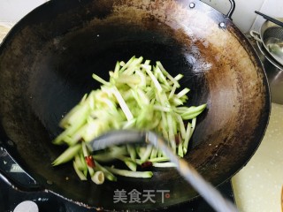 酸辣西葫芦丝的做法步调：3
