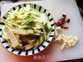 酸辣西葫芦丝的做法步调：1