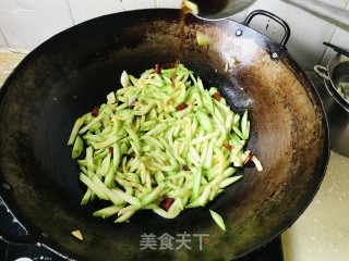 酸辣西葫芦丝的做法步调：6