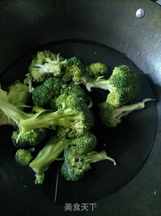 西兰花素馅火饺的做法步调：1