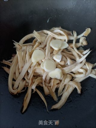 脚撕杏鲍菇的做法步调：4