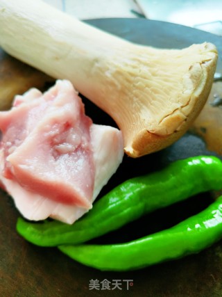 杏鲍菇炒肉的做法步调：1