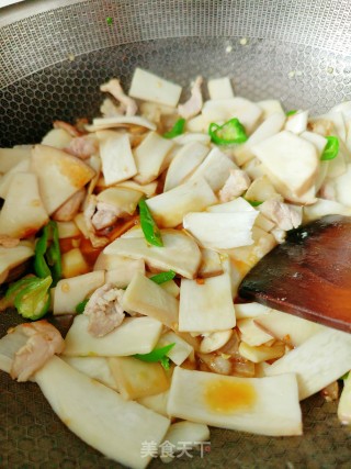 杏鲍菇炒肉的做法步调：8