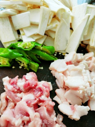 杏鲍菇炒肉的做法步调：2