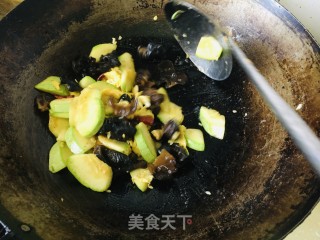 西葫芦木耳炒鸡蛋的做法步调：8