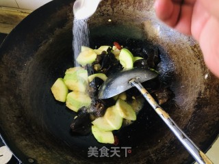 西葫芦木耳炒鸡蛋的做法步调：5