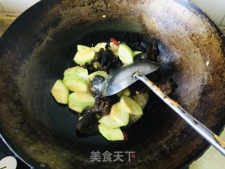西葫芦木耳炒鸡蛋的做法步调：6