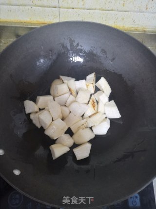 牛肉炖利剑萝卜的做法步调：2