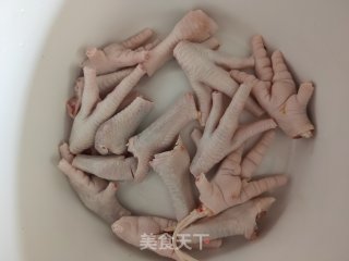 喷鼻辣鸡翅鸡爪的做法步调：4