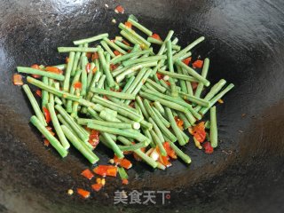 土豆片炒少豆角的做法步调：4