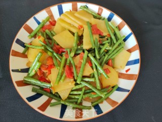 土豆片炒少豆角的做法步调：10