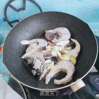 白烧草鱼块的做法步调：5