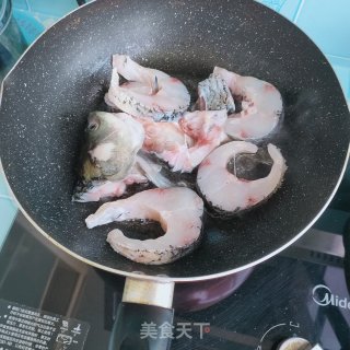 白烧草鱼块的做法步调：4