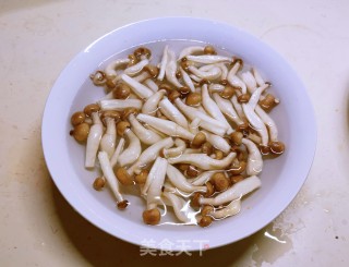 蟹味菇炒花椰菜的做法步调：2