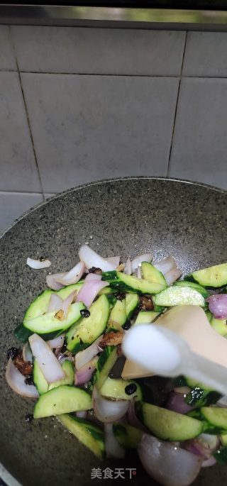 洋葱豆豉炒青瓜的做法步调：6