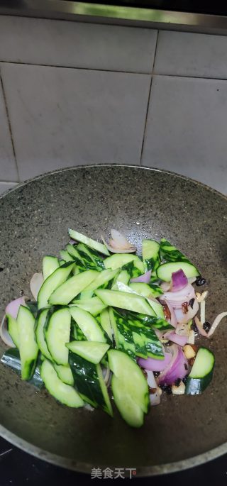 洋葱豆豉炒青瓜的做法步调：5