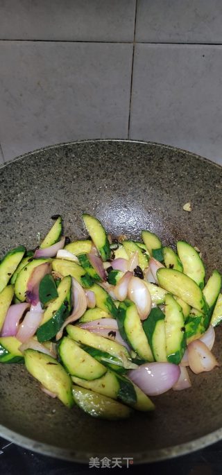 洋葱豆豉炒青瓜的做法步调：7