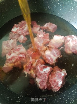 冬瓜骨头汤的做法步调：1
