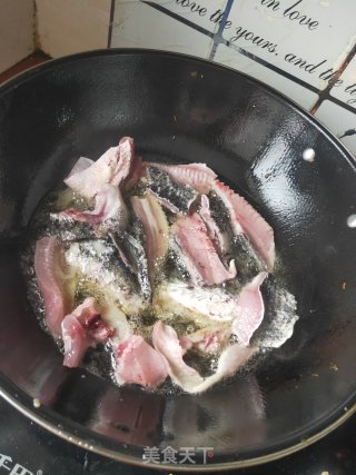 金汤酸菜鱼的做法步调：1