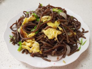 青椒洋葱炒白薯饸饹里的做法步调：5