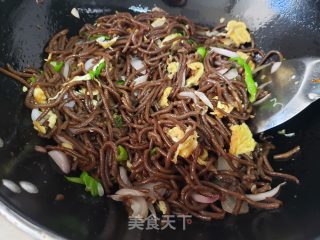 青椒洋葱炒白薯饸饹里的做法步调：4