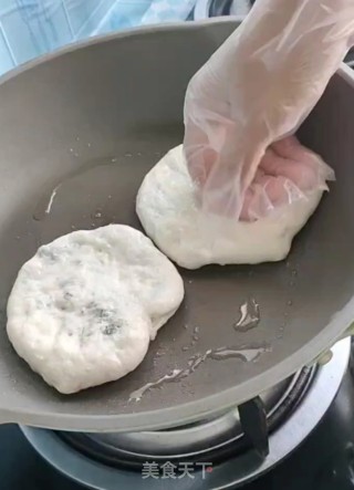 韭苔猪肉馅饼的做法步调：9