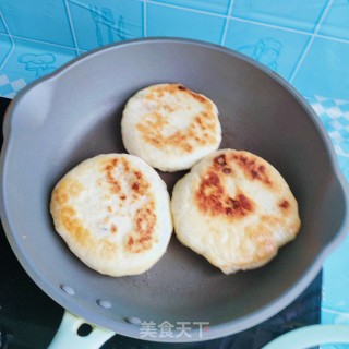 韭苔猪肉馅饼的做法步调：11