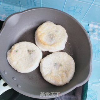 韭苔猪肉馅饼的做法步调：10