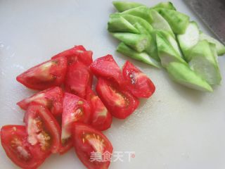 番茄炒棱角丝瓜的做法步调：3