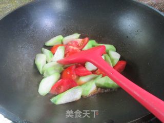 番茄炒棱角丝瓜的做法步调：4