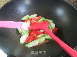 番茄炒棱角丝瓜的做法步调：5