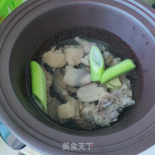 玉米鸡汤的做法步调：4