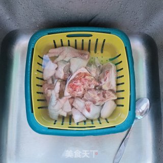 玉米鸡汤的做法步调：1