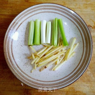 喷鼻酥带鱼的做法步调：2