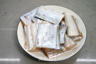 喷鼻酥带鱼的做法步调：1
