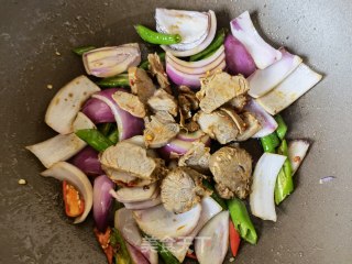 青白椒洋葱炒肉片的做法步调：7