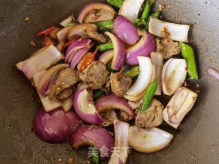 青白椒洋葱炒肉片的做法步调：8