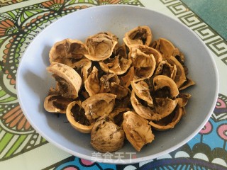 核桃壳煮鸡蛋的做法步调：1