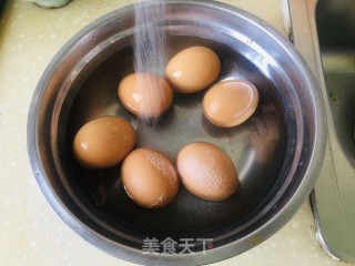 核桃壳煮鸡蛋的做法步调：4