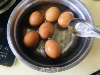 核桃壳煮鸡蛋的做法步调：9