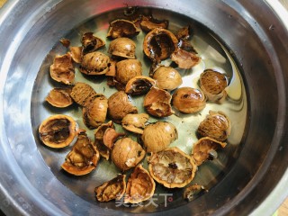 核桃壳煮鸡蛋的做法步调：2