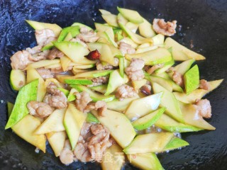 西葫芦炒肉片的做法步调：7