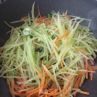 莴苣胡萝卜炒鲍鱼的做法步调：4