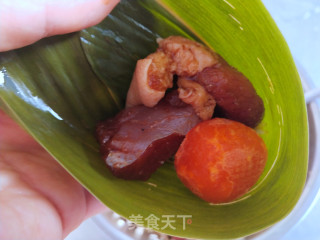 咸蛋黄陈肉粽的做法步调：7