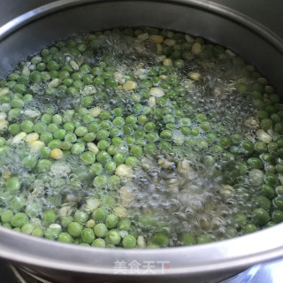 青豆炒虾仁的做法步调：3